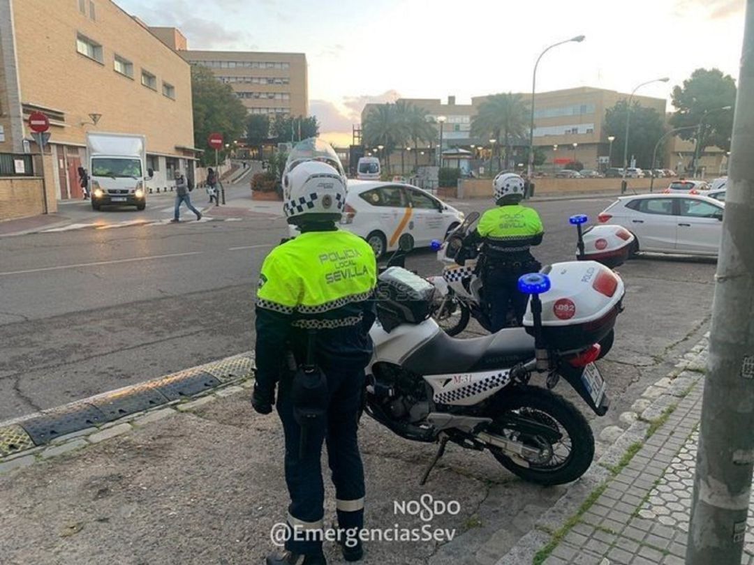 Policías locales de Sevilla trabajando Policías locales de Sevilla trabajando