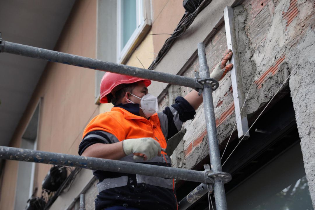 Trabajadores de la construcción protegidos con mascarillas durante su primer día de trabajo y retorno de actividades no esenciales tras la Semana Santa. Trabajadores de la construcción protegidos con mascarillas durante su primer día de trabajo y retorno de actividades no esenciales tras la Semana Santa.