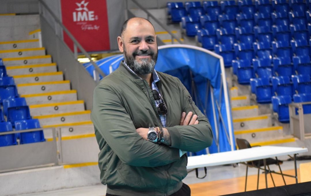 El nuevo gerente del Unicaja Costa de Almería en el Moisés Ruiz. El nuevo gerente del Unicaja Costa de Almería en el Moisés Ruiz.