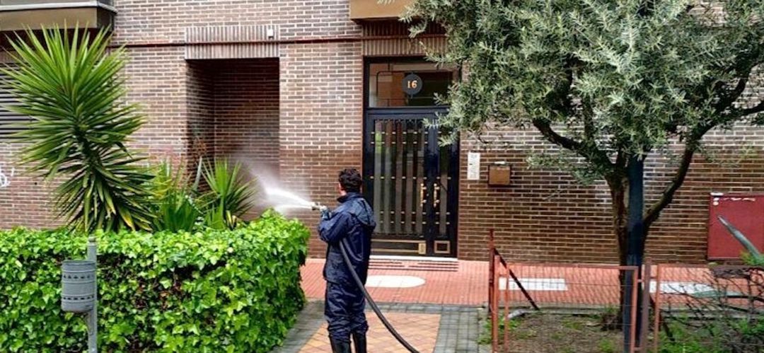 Un operario desinfecta las fachadas Un operario desinfecta las fachadas