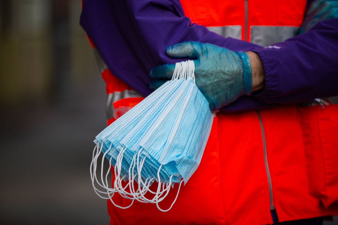 Un trabajador de Cruz Roja sostiene mascarillas para entregarlas a usuarios de transporte público de Vitoria-Gasteiz el día en el que se reactiva la actividad laboral no esencial en País Vasco Un trabajador de Cruz Roja sostiene mascarillas para entregarlas a usuarios de transporte público de Vitoria-Gasteiz el día en el que se reactiva la actividad laboral no esencial en País Vasco