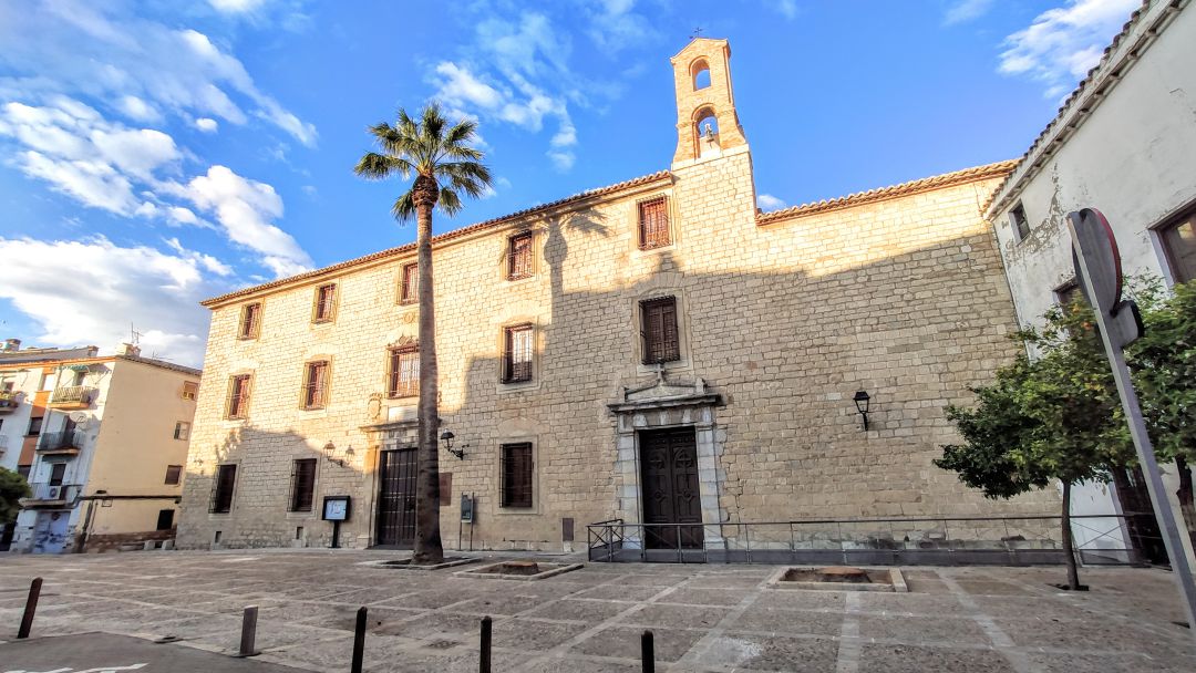 La plaza de Santa Luisa de Marillac, donde se encuentran los Baños Árabes, ya solo cuenta con una palmera ya que las otras han sido víctimas del picudo rojo. La plaza de Santa Luisa de Marillac, donde se encuentran los Baños Árabes, ya solo cuenta con una palmera ya que las otras han sido víctimas del picudo rojo.