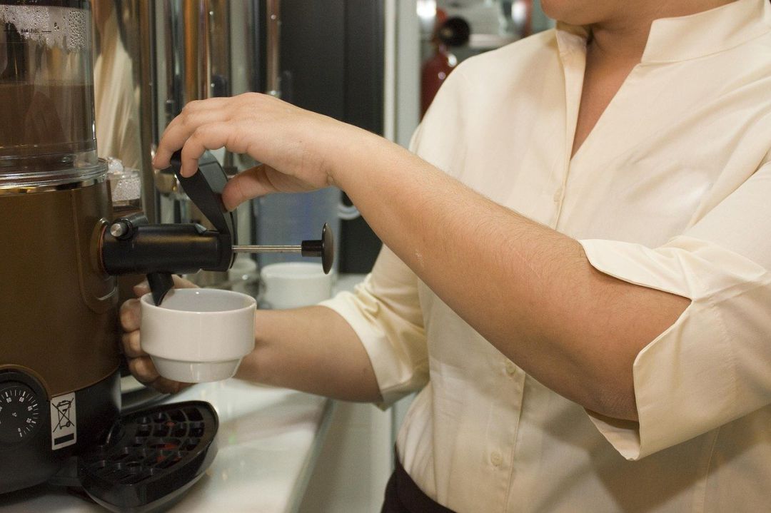 Los precios se mantuvieron en Alimentos y bebidas no alcohólicas, en Enseñanza y en Hoteles, cafés y restaurantes Los precios se mantuvieron en Alimentos y bebidas no alcohólicas, en Enseñanza y en Hoteles, cafés y restaurantes