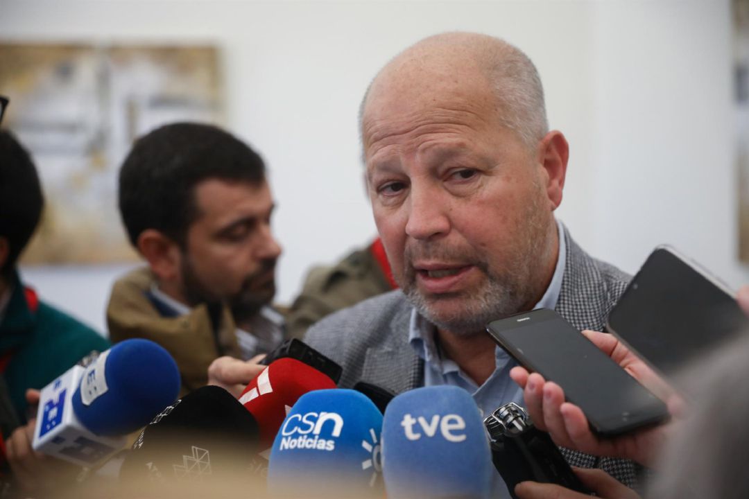 El consejero de la Junta de Andalucía Educación y Deporte, Javier Imbroda, atiende a los medios de comunicación El consejero de la Junta de Andalucía Educación y Deporte, Javier Imbroda, atiende a los medios de comunicación