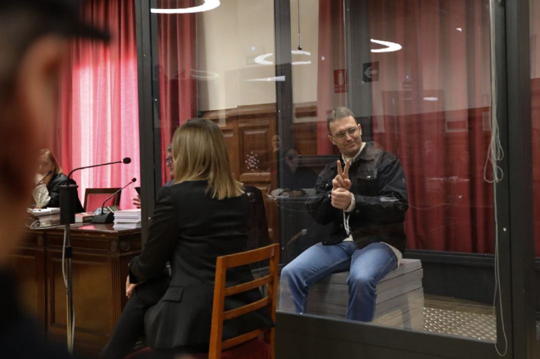 Norbert Feher, alias 'Igor el ruso', hace el símbolo de la paz con la mano, durante la primera jornada del juicio en el que se le acusa de dos presuntas tentativas de homicidio en Albalate del Arzobispo en diciembre de 2017, en Teruel (España), a 28 de enero de 2020 Norbert Feher, alias 'Igor el ruso', hace el símbolo de la paz con la mano, durante la primera jornada del juicio en el que se le acusa de dos presuntas tentativas de homicidio en Albalate del Arzobispo en diciembre de 2017, en Teruel (España), a 28 de enero de 2020