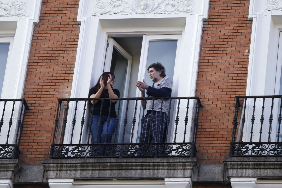 Joaquín Sabina y Jimena Coronado rinden homenaje a los sanitarios y salen a aplaudir, en Madrid, 08 de abril de 2020. Joaquín Sabina y Jimena Coronado rinden homenaje a los sanitarios y salen a aplaudir, en Madrid, 08 de abril de 2020.