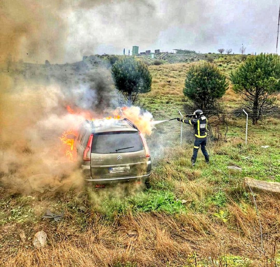 El vehículo se incendió después del accidente El vehículo se incendió después del accidente