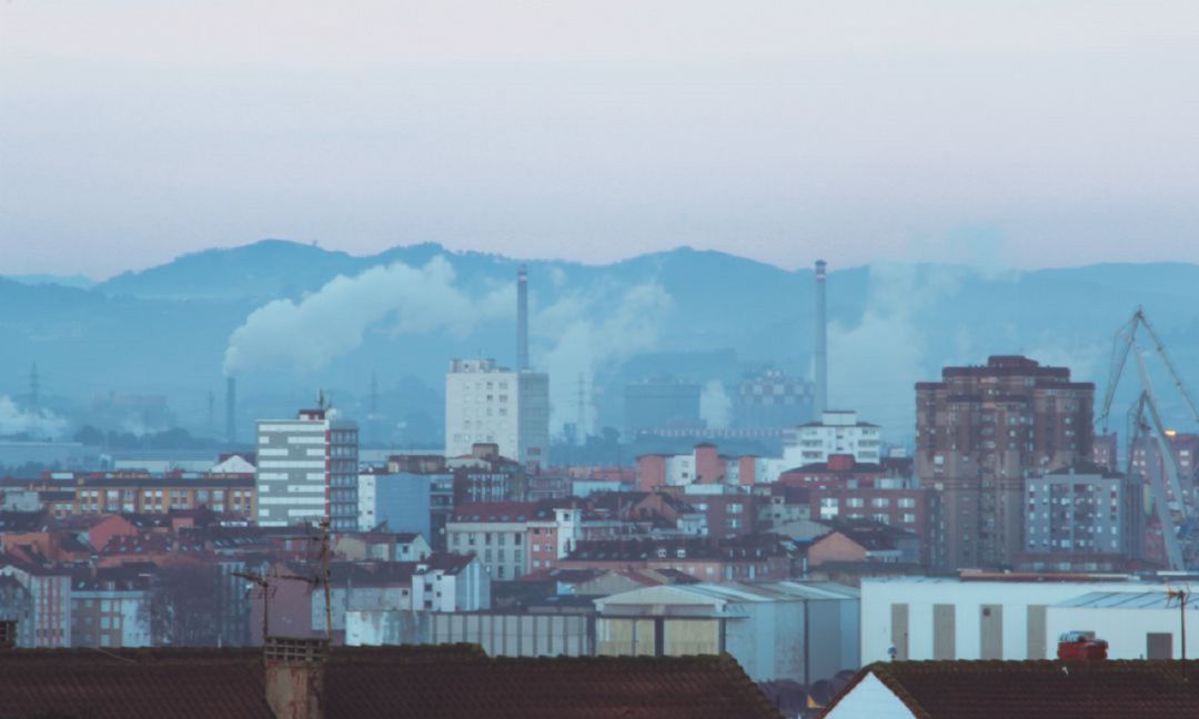 Vista de la zona oeste de Gijón, una de las más castigadas por la contaminación. Vista de la zona oeste de Gijón, una de las más castigadas por la contaminación.