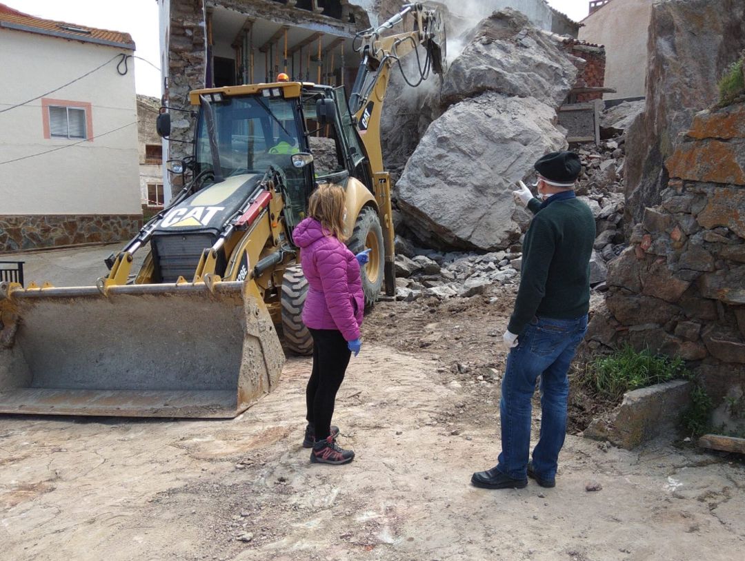 Jiménez observa las labores de recuperación de la vivienda derrumbada. Jiménez observa las labores de recuperación de la vivienda derrumbada.
