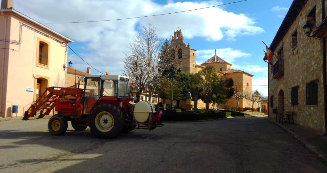 Ángel Luis con su tractor desinfectando las calles de La Yunta (Guadalajara) Ángel Luis con su tractor desinfectando las calles de La Yunta (Guadalajara)
