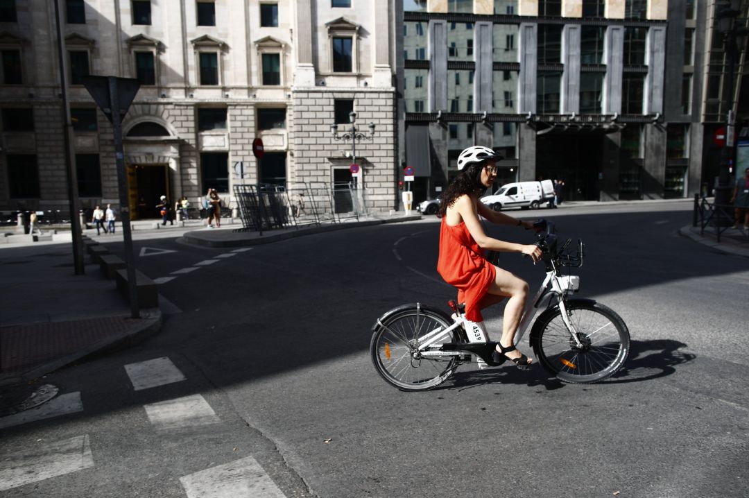 Una ciclista pasea con una bicicleta eléctrica cerca del Congreso de los Diputados. Archivo. Una ciclista pasea con una bicicleta eléctrica cerca del Congreso de los Diputados. Archivo.