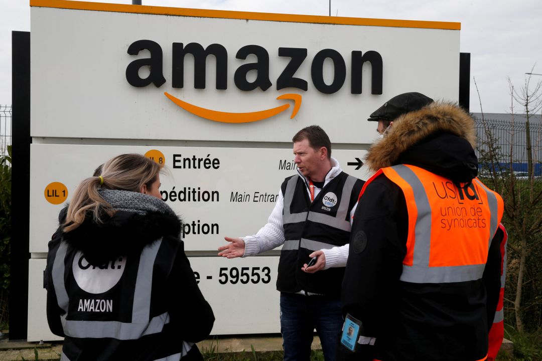 Trabajadores de Amazon fuera de los centros logísticos de la empresa. Trabajadores de Amazon fuera de los centros logísticos de la empresa.