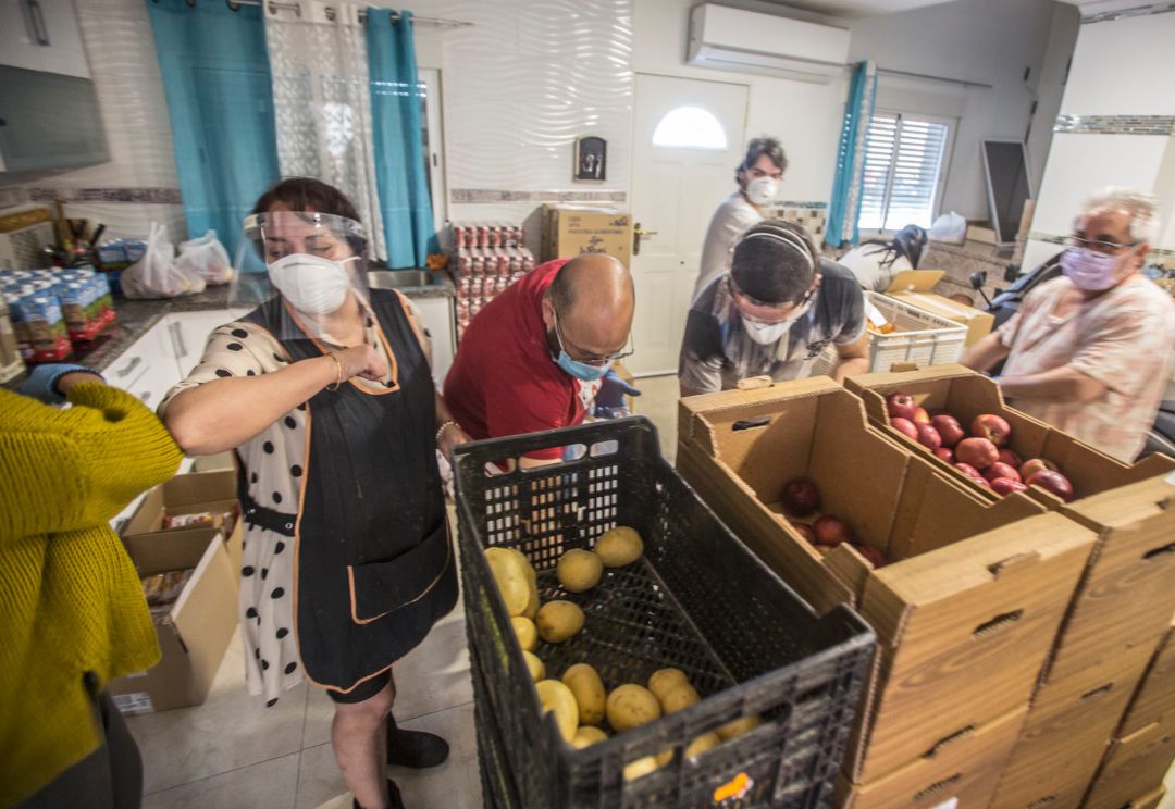 Reparto por parte de voluntarios de alimentos en el barrio del Cementerio. Reparto por parte de voluntarios de alimentos en el barrio del Cementerio.