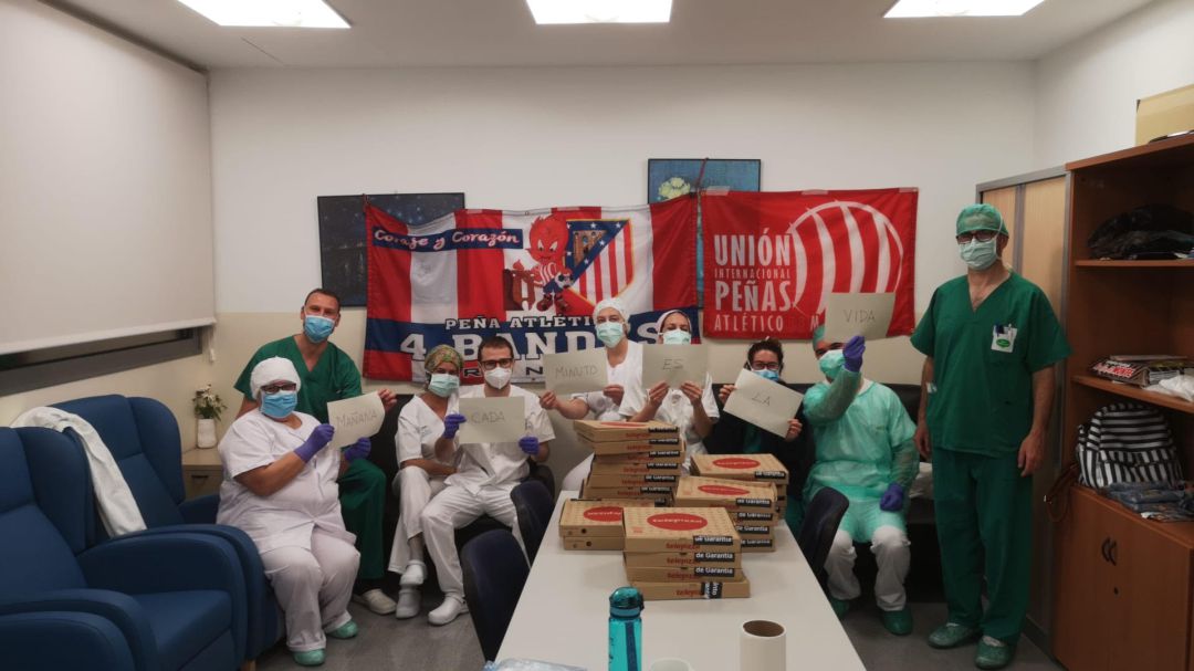 Los colchoneros han hecho llegar pizzas, dulces y otros productos al personal que afronta de cerca la lucha contra el Covid-19 Los colchoneros han hecho llegar pizzas, dulces y otros productos al personal que afronta de cerca la lucha contra el Covid-19