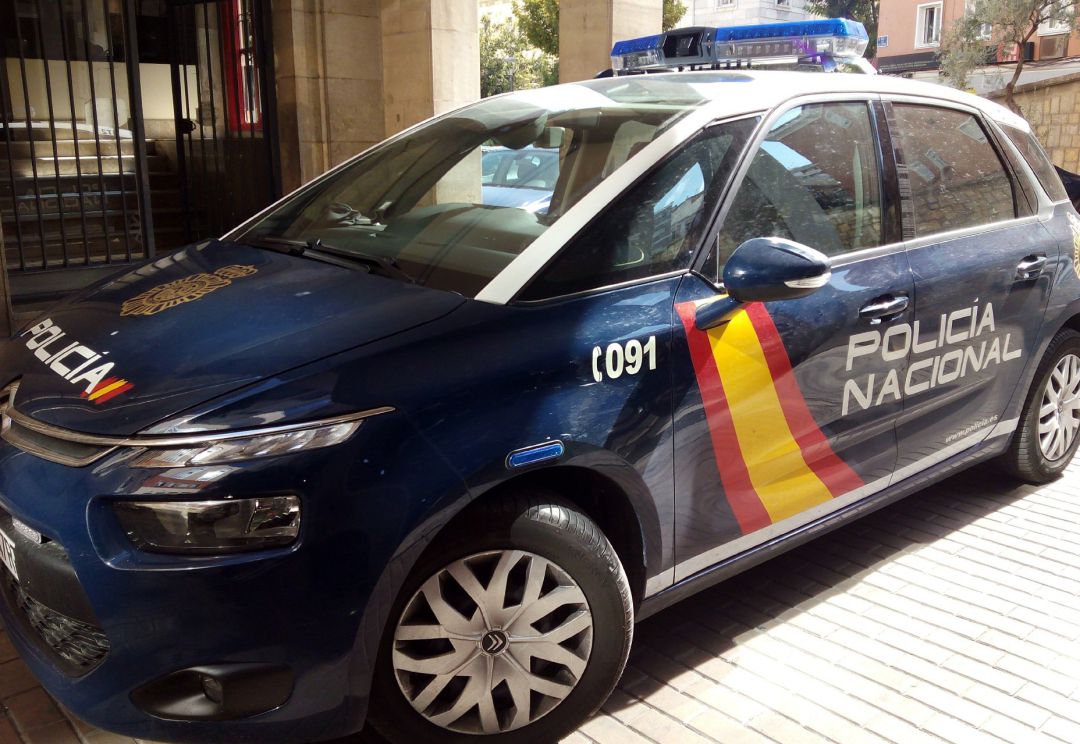 Una unidad móvil de la Policía Nacional en la comisaría de la capital. Una unidad móvil de la Policía Nacional en la comisaría de la capital.