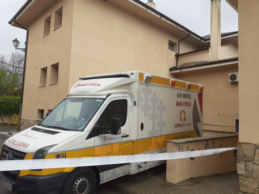 Ambulancia con el aparato de radiología en su interior en el Centro de Salud de Riaza Ambulancia con el aparato de radiología en su interior en el Centro de Salud de Riaza