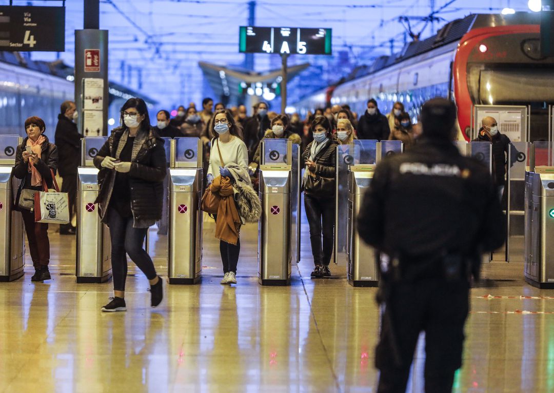 Trabajadores en la Estación del Norte de València durante el estado de alarma Trabajadores en la Estación del Norte de València durante el estado de alarma
