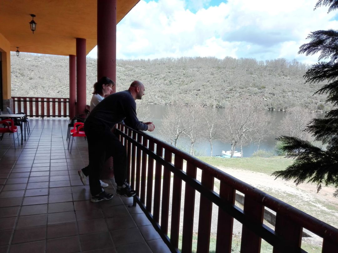 Mario y Cosmina, en las instalaciones del camping Los Molinos de Manzanal de Arriba Mario y Cosmina, en las instalaciones del camping Los Molinos de Manzanal de Arriba