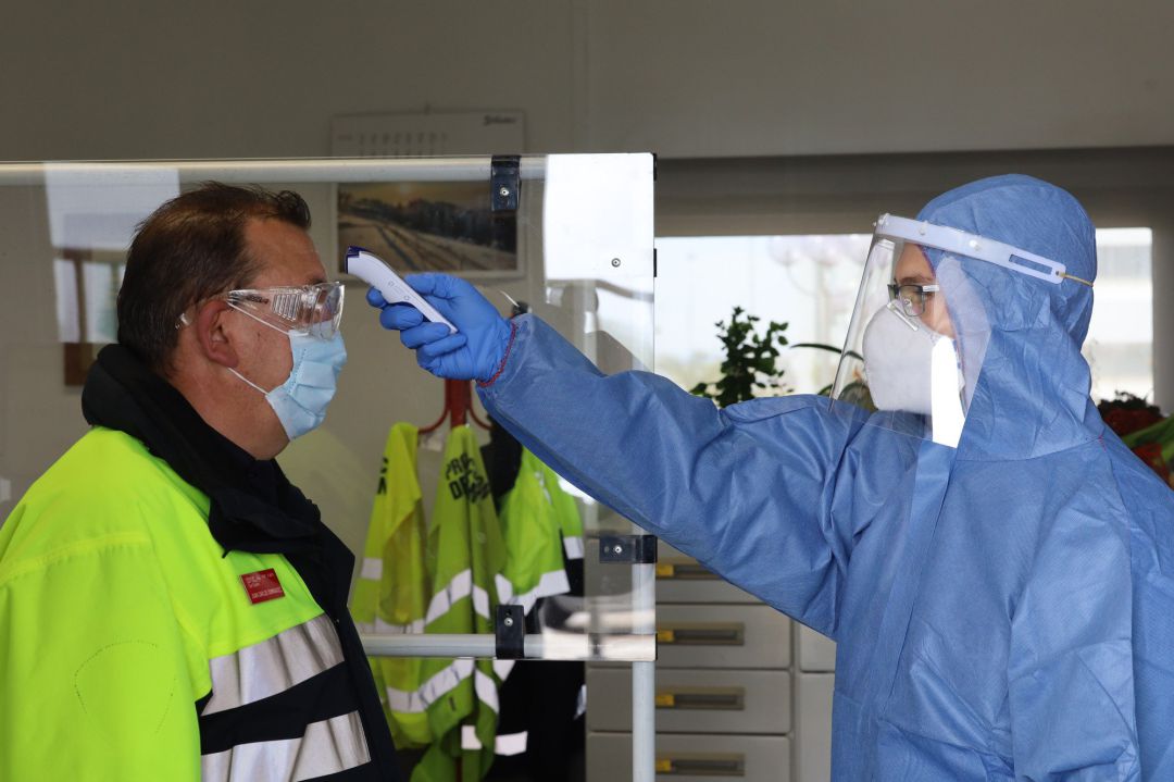 Un sanitario toma la temperatura a un trabajador antes de su jornada laboral en la planta de Opel-PSA de Figueruelas tras la presentación del director de Recursos Humanos de la planta, Carlos Iglesias, y la responsable de Prevención y Salud Laboral, Marta Laborda, del protocolo de medidas implantadas en la factoría que permiten volver al trabajo en condiciones seguras frente al coronavirus, en Figueruelas Un sanitario toma la temperatura a un trabajador antes de su jornada laboral en la planta de Opel-PSA de Figueruelas tras la presentación del director de Recursos Humanos de la planta, Carlos Iglesias, y la responsable de Prevención y Salud Laboral, Marta Laborda, del protocolo de medidas implantadas en la factoría que permiten volver al trabajo en condiciones seguras frente al coronavirus, en Figueruelas