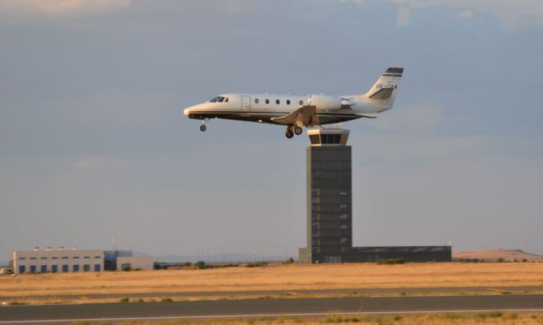 Un avión aterrizando en el aeropuerto de Ciudad Real Un avión aterrizando en el aeropuerto de Ciudad Real
