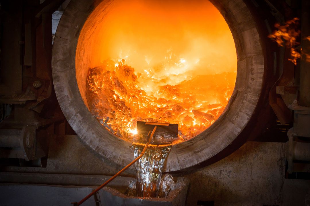Un horno en pleno fundición del aluminio. Un horno en pleno fundición del aluminio.