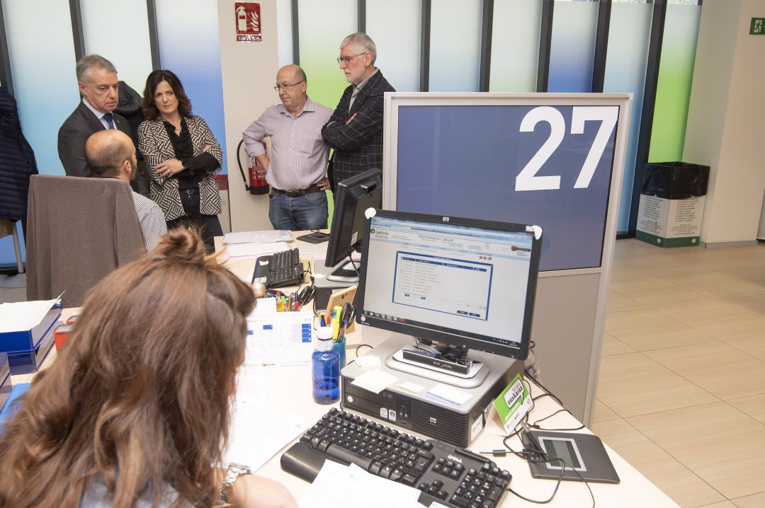 El lehendakari durante la visita a una oficina de Lanbide en Vitoria El lehendakari durante la visita a una oficina de Lanbide en Vitoria