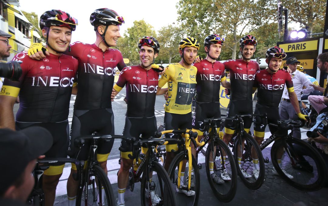 Los corredores del Ineos, junto a Egan Bernal, ganador del Tour 2019. Los corredores del Ineos, junto a Egan Bernal, ganador del Tour 2019.
