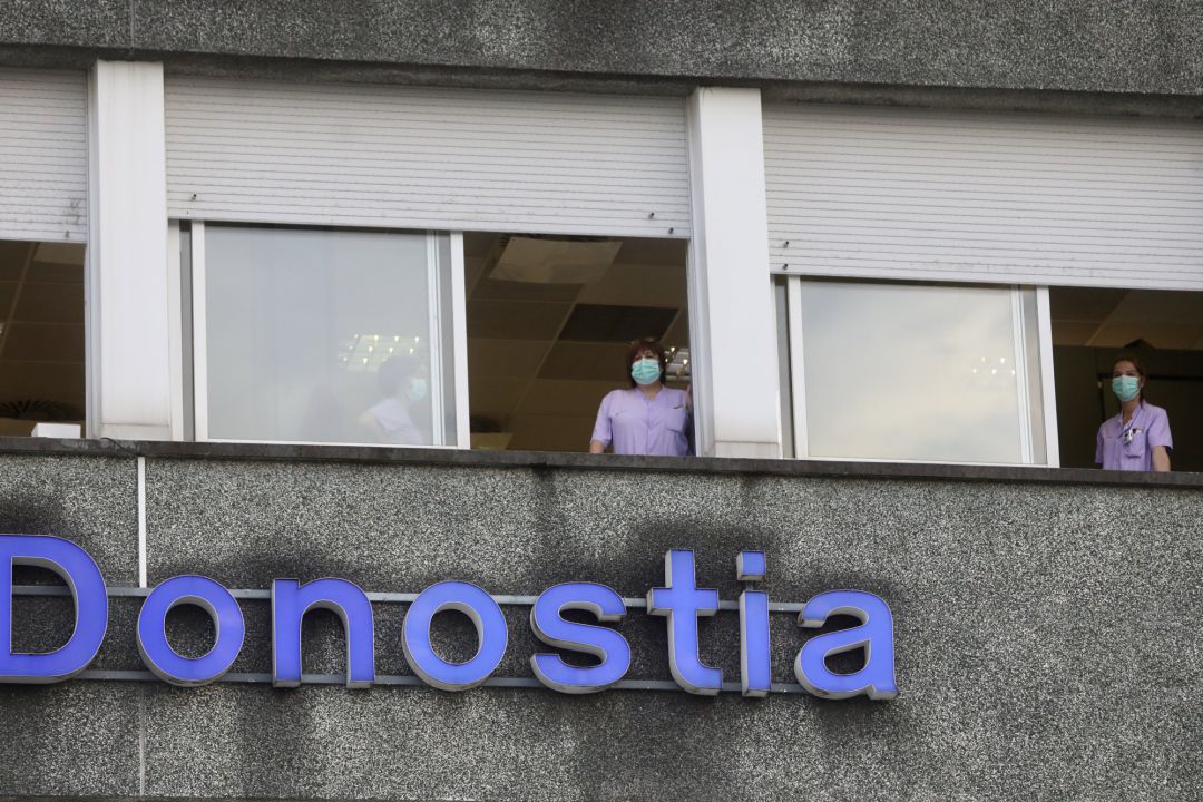Varias sanitarias se asoman a las ventanas del Hospital Donostia en San Sebastián Varias sanitarias se asoman a las ventanas del Hospital Donostia en San Sebastián