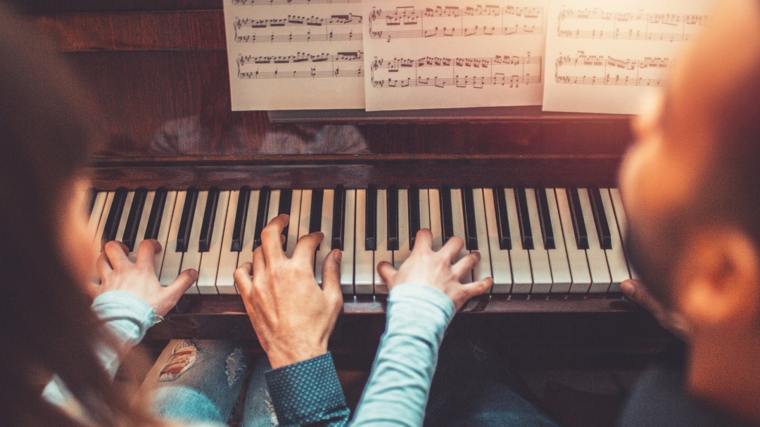 El piano a cuatro manos