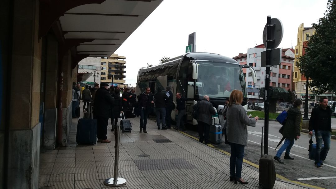 Trasbordo de pasajeros en la estación de tren de Oviedo. Trasbordo de pasajeros en la estación de tren de Oviedo.