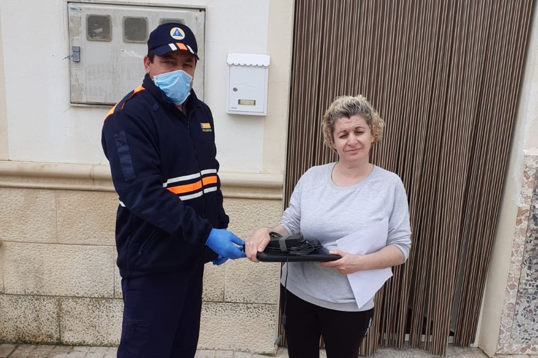 La entrega de los ordenadores la está realizando Protección Civil y Policía Local La entrega de los ordenadores la está realizando Protección Civil y Policía Local