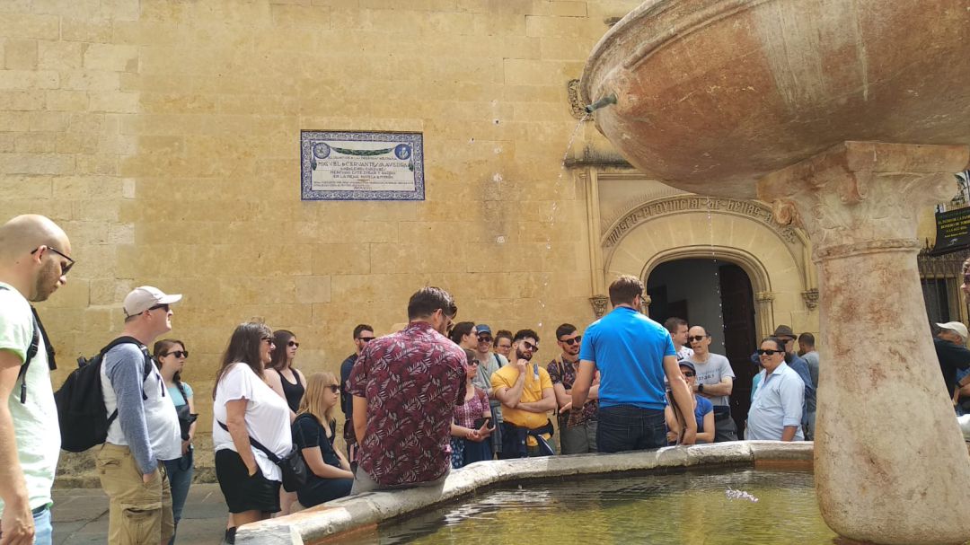Turistas en la Plaza del Potro de Córdoba Turistas en la Plaza del Potro de Córdoba