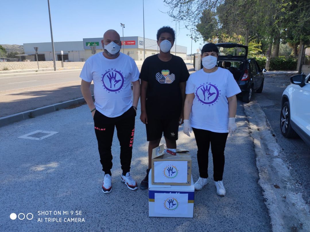 Un momento del reparto de mascarillas a una entidad solidaria Un momento del reparto de mascarillas a una entidad solidaria