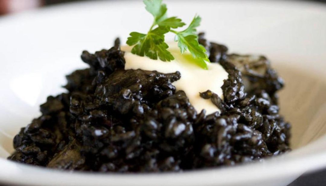Arroz negro con chipirones y alioli Arroz negro con chipirones y alioli