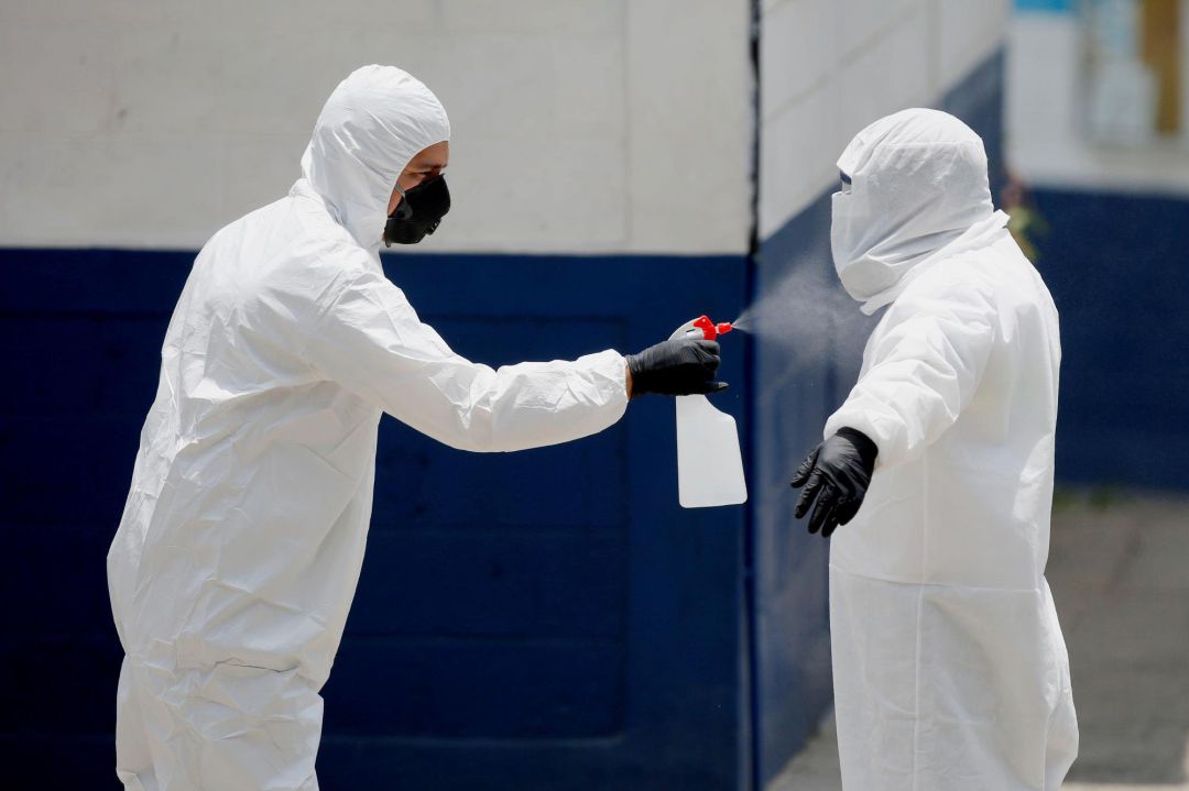 Los sanitarios y encargados de velar por la seguridad se desinfectan día a día. Los sanitarios y encargados de velar por la seguridad se desinfectan día a día.