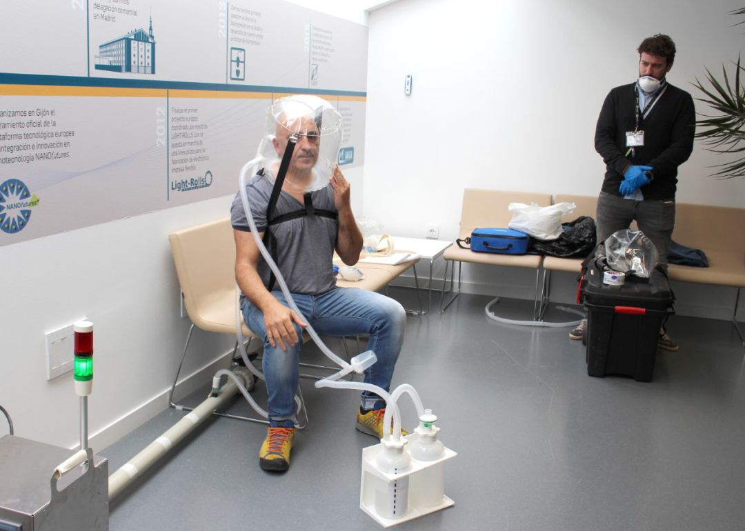 El médico Alberto Medina prueba el respirador. El médico Alberto Medina prueba el respirador.