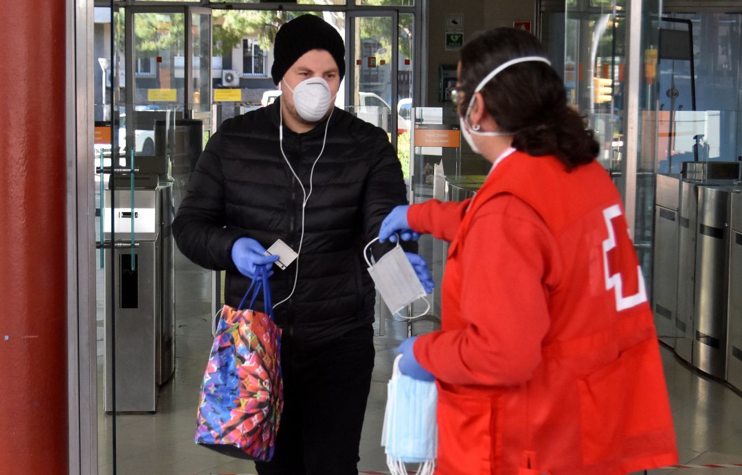 La Cruz Roja reparte mascarilas en el metro. La Cruz Roja reparte mascarilas en el metro.