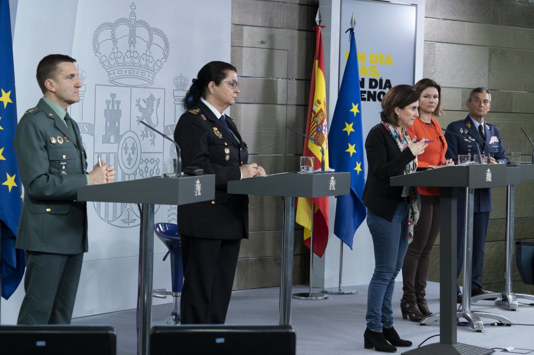 La directora adjunta del Centro de Coordinación de Alertas y Emergencias Sanitarias (CCAES), María José Sierra, interviene durante la rueda de prensa del Comité Técnico de Gestión del Covid-19, en Madrid (España). A su izquierda, la secretaria general de Transportes y Movilidad, María José Rallo; y el jefe del Estado Mayor de la Defensa, Miguel Ángel Villarroya. A su derecha, la subdirectora de Recursos Humanos y Formación de la Policía Nacional, Pilar Allúe; y el jefe del Estado Mayor de la Guardia Civil, el general José Manuel Santiago. La directora adjunta del Centro de Coordinación de Alertas y Emergencias Sanitarias (CCAES), María José Sierra, interviene durante la rueda de prensa del Comité Técnico de Gestión del Covid-19, en Madrid (España). A su izquierda, la secretaria general de Transportes y Movilidad, María José Rallo; y el jefe del Estado Mayor de la Defensa, Miguel Ángel Villarroya. A su derecha, la subdirectora de Recursos Humanos y Formación de la Policía Nacional, Pilar Allúe; y el jefe del Estado Mayor de la Guardia Civil, el general José Manuel Santiago.