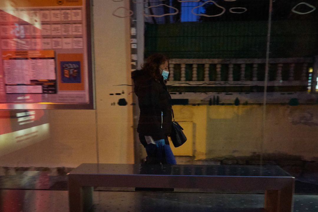 Una mujer acude a su puesto de trabajo durante el estado de alarma. Una mujer acude a su puesto de trabajo durante el estado de alarma.