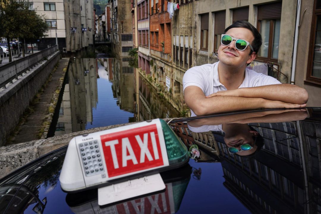 Kepa Amantegi junto a su taxi. Kepa Amantegi junto a su taxi.