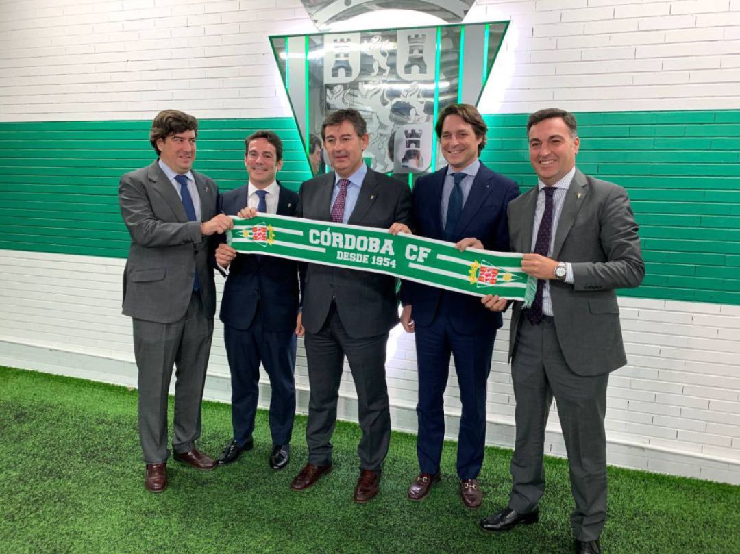 Javier González Calvo y los consejeros de la entidad blanquiverde. Javier González Calvo y los consejeros de la entidad blanquiverde.