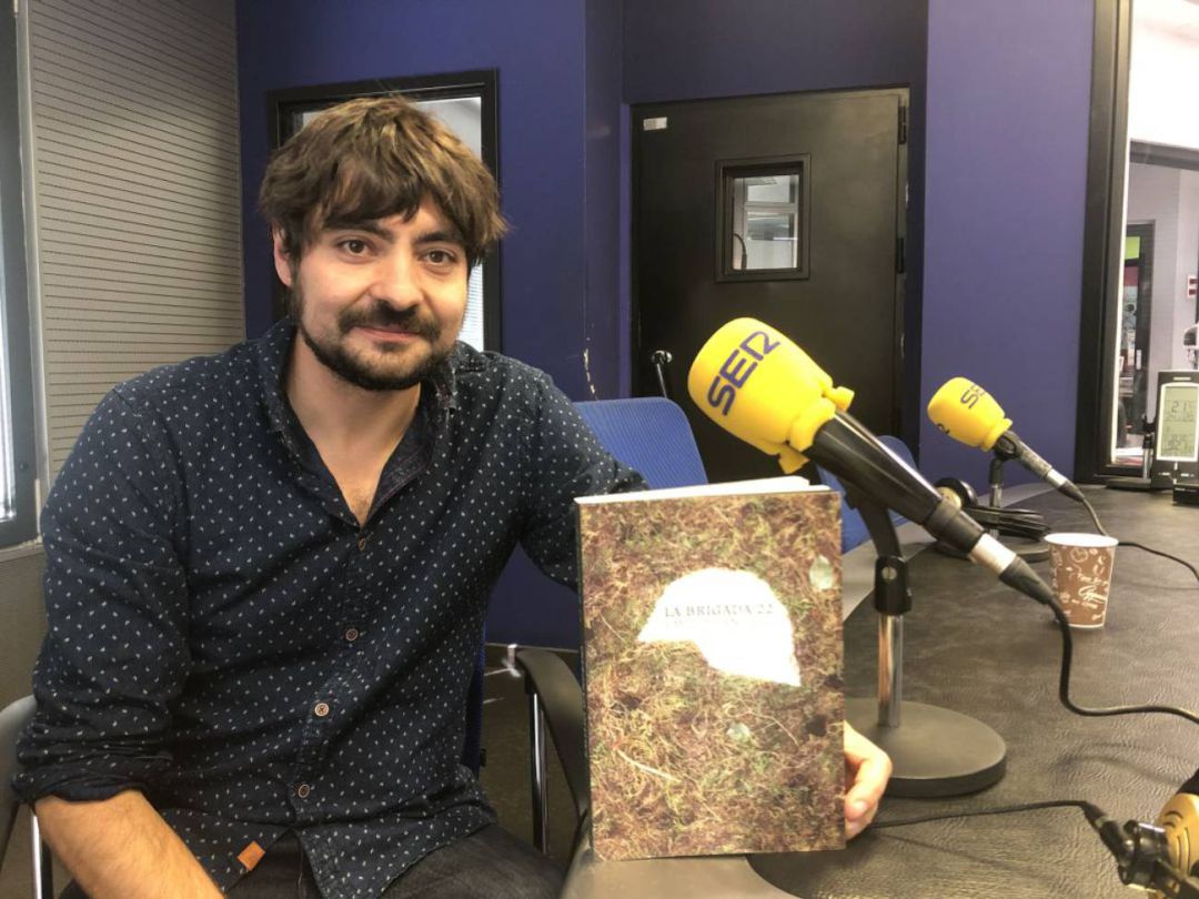 Emilio Gancedo, presentando en Radio León uno de sus trabajos Emilio Gancedo, presentando en Radio León uno de sus trabajos