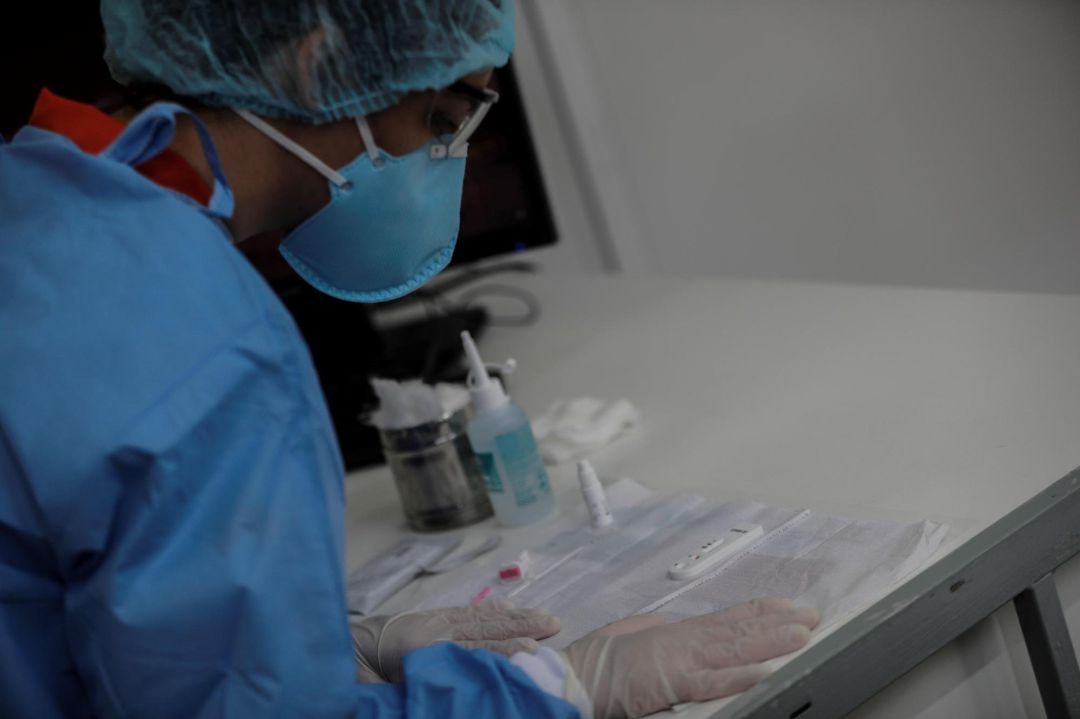 Sanitarios y científicos siguen trabajando con esfuerzo para asegurar el control del COVID-19 Sanitarios y científicos siguen trabajando con esfuerzo para asegurar el control del COVID-19