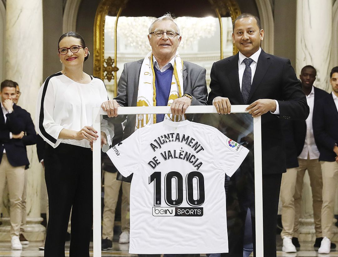 Mònica Oltra, Joan Ribó y Anil Murthy. Mònica Oltra, Joan Ribó y Anil Murthy.