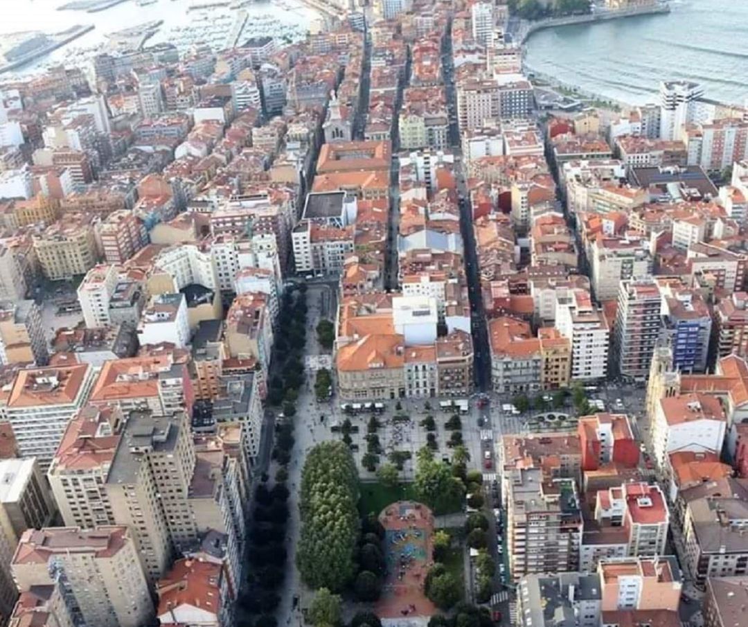 Gijón visto desde una azotea con el Paseo de Begoña en primer término. Gijón visto desde una azotea con el Paseo de Begoña en primer término.