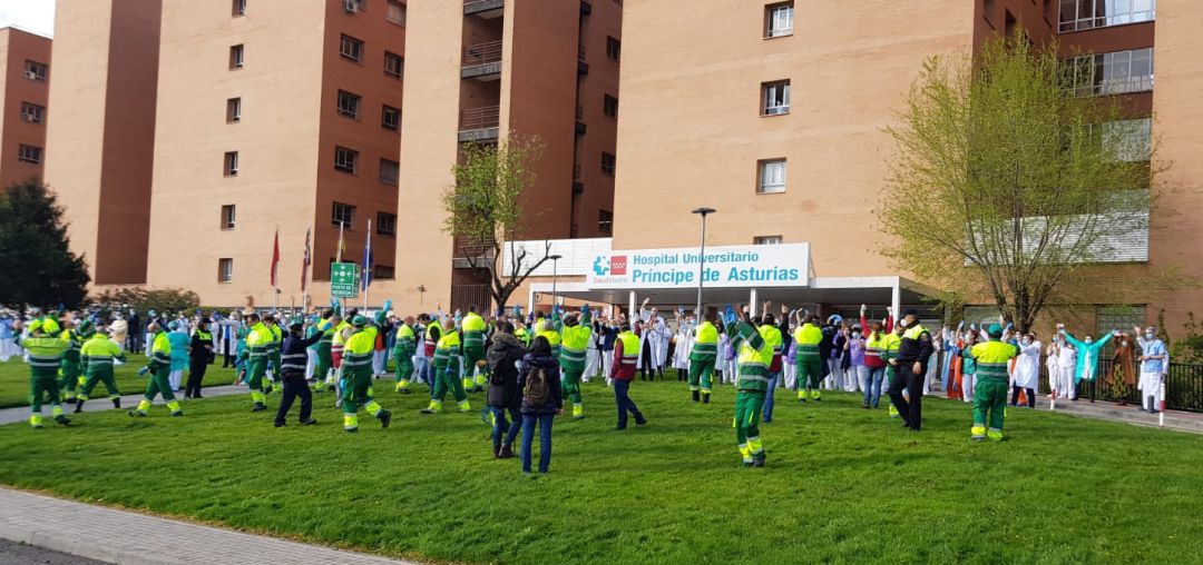 Aplausos ante el Hospital Príncipe de Asturias de Alcalá de Henares Aplausos ante el Hospital Príncipe de Asturias de Alcalá de Henares