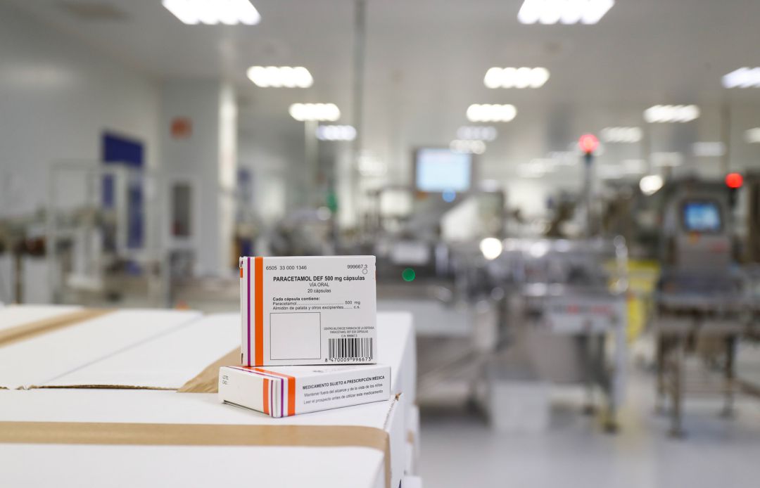 Cajas de Paracetamol en la Nave de Producción de medicamentos del Laboratorio del Centro Militar de Farmacia de la Defensa en la base logística de San Pedro, centro en el que han modificado su forma de trabajar enfocándose ahora sobre todo a fármacos indicados a pacientes con coronavirus, en Colmenar Viejo (Madrid).
Cajas de Paracetamol en la Nave de Producción de medicamentos del Laboratorio del Centro Militar de Farmacia de la Defensa en la base logística de San Pedro, centro en el que han modificado su forma de trabajar enfocándose ahora sobre todo a fármacos indicados a pacientes con coronavirus, en Colmenar Viejo (Madrid).