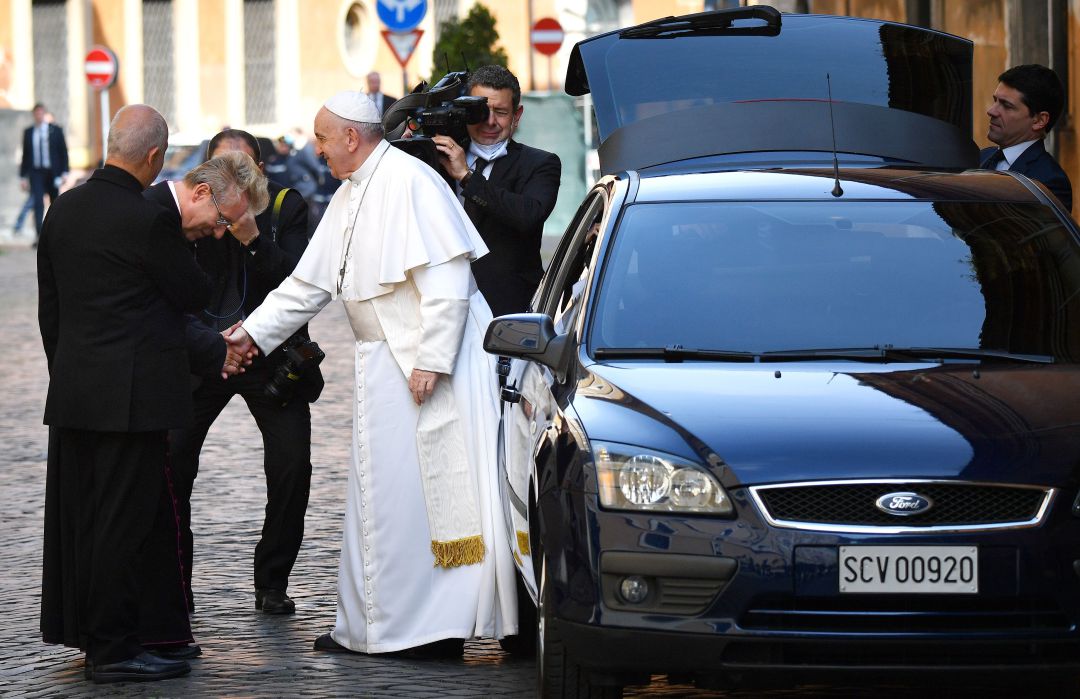 El papa Francisco recibido a su llegada a la iglesia de Roma Espíritu Santo en Sassia, próxima al Vaticano, donde ha celebrado una misa privada con varios sacerdotes y monjas. El papa Francisco recibido a su llegada a la iglesia de Roma Espíritu Santo en Sassia, próxima al Vaticano, donde ha celebrado una misa privada con varios sacerdotes y monjas.