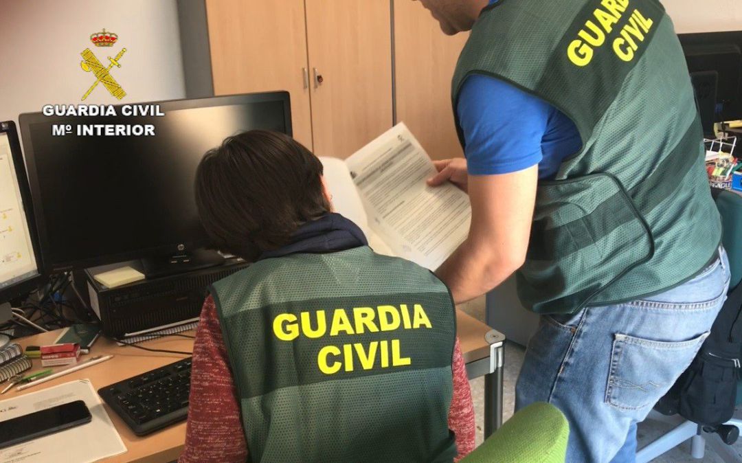 Dos agentes de la guardia civil Dos agentes de la guardia civil