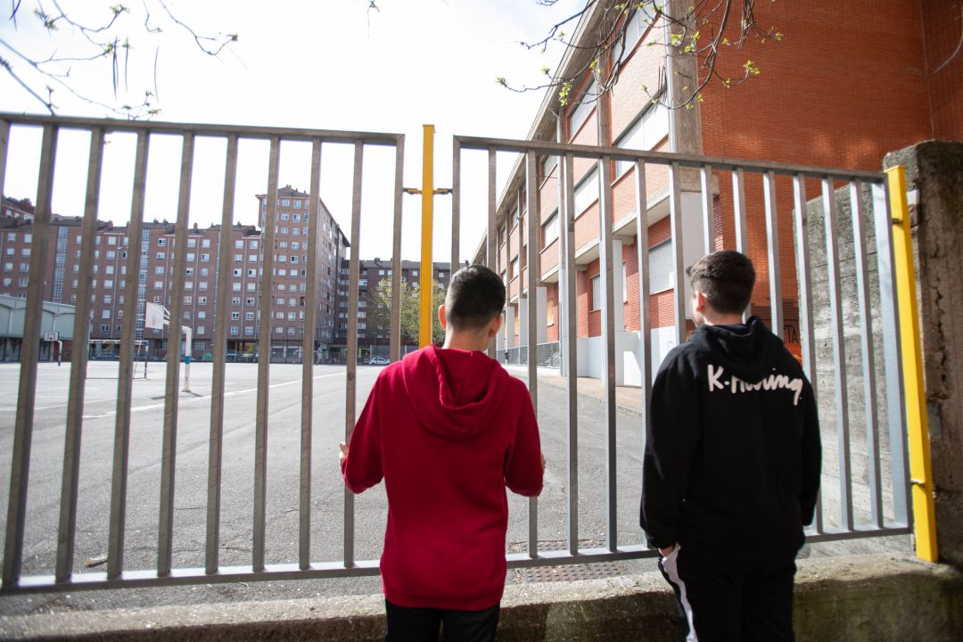 Dos adolescentes observan el patio cerrado de un colegio durante el confinamiento por el estado de alarma, cuando España es el único país que no deja a los menores salir a la calle y un día después de que la ministra de Educación anunciara que el curso escolar acabará en junio y que permitirá a las autonomías abrir los colegios en julio para dar clases voluntarias de refuerzo.
Dos adolescentes observan el patio cerrado de un colegio durante el confinamiento por el estado de alarma, cuando España es el único país que no deja a los menores salir a la calle y un día después de que la ministra de Educación anunciara que el curso escolar acabará en junio y que permitirá a las autonomías abrir los colegios en julio para dar clases voluntarias de refuerzo.